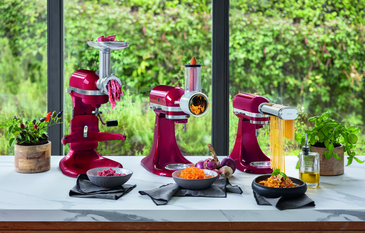 Červený kuchyňský robot KitchenAid Artisan s nástavcem na těstoviny, kovovým mlýnkem na maso, zeleninu