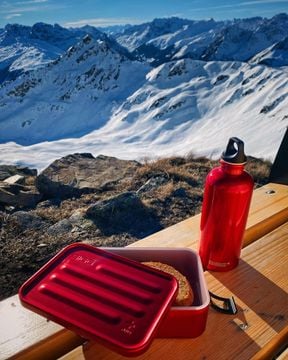 Červená hliníková láhev na vodu 1l Sigg Travel Red a svačinový lunchbox Plus L Red