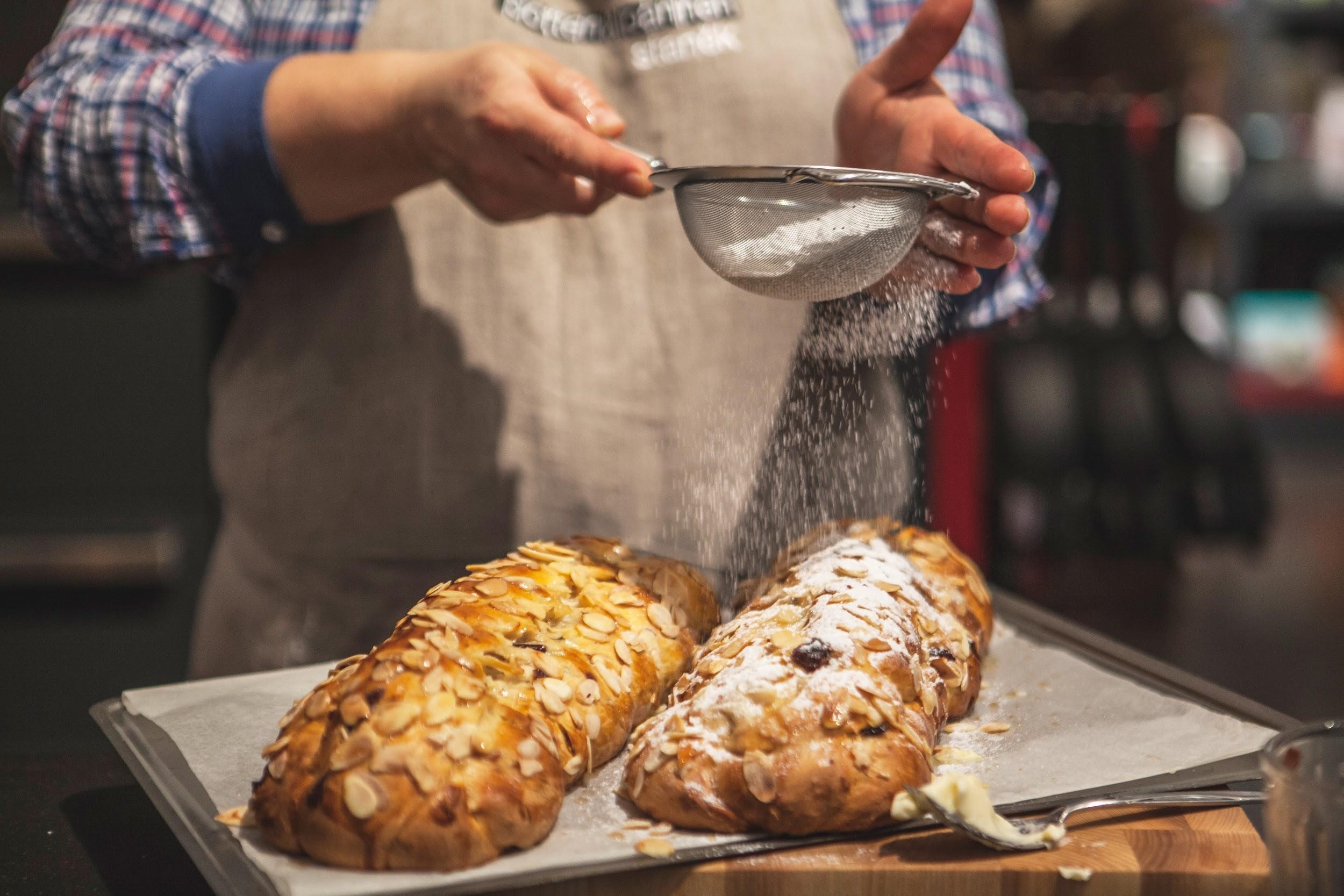 Recept na vianočku podľa Edity Paulusovej: pocukrujte ju ešte teplú, bude tak menej vysychať. 