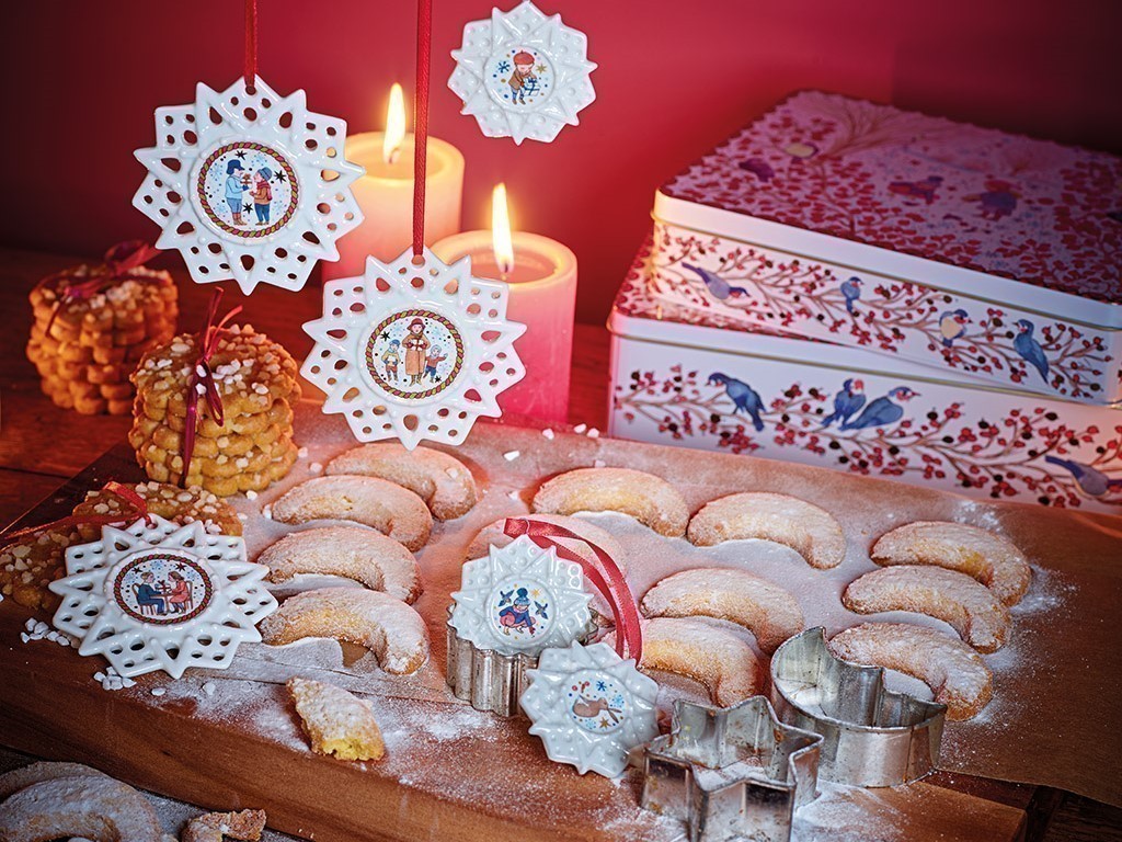 Súčasťou kolekcie Rosenthal 2021 Christmas Gifts / Vianočné darčeky sú aj porcelánové ozdoby svojím prevedením pripomínajúce krehké snehové vločky alebo napríklad darčekové plechové krabičky.