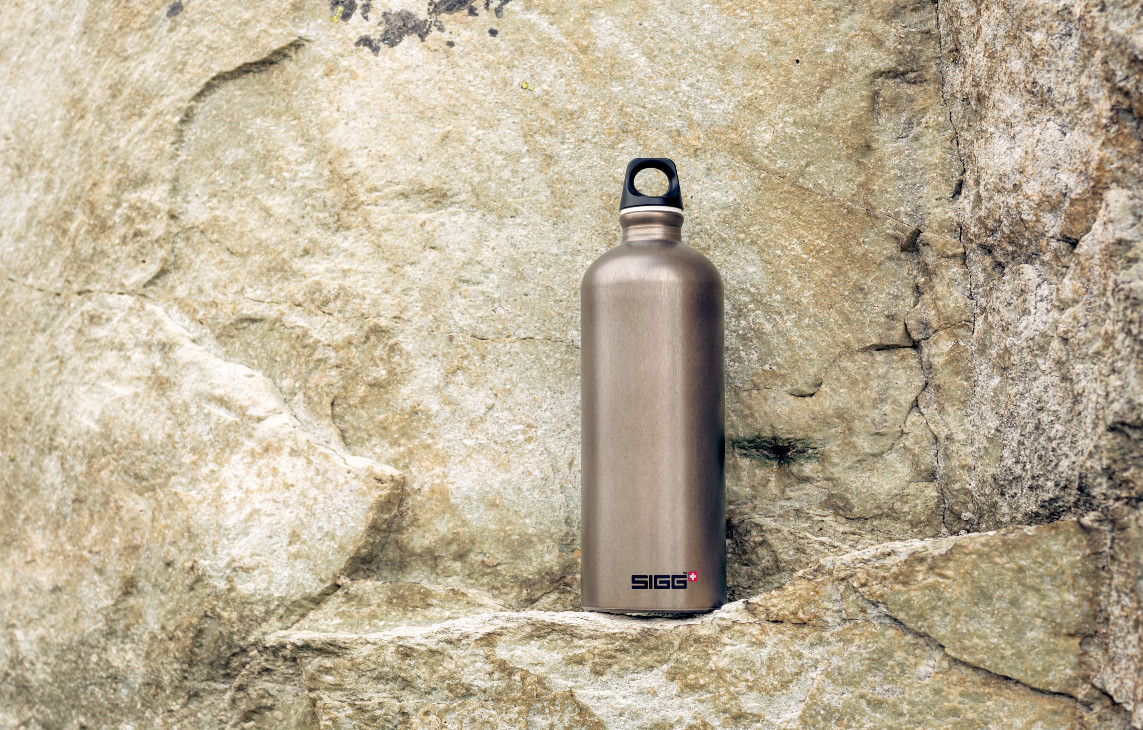 Sigg Traveller Smoked Pearl cestovná hliníková fľaša na vodu/čaj 1l, perlová