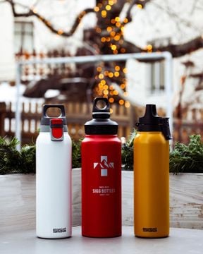 Sigg Hot & Cold ONE White termo fľaša na vodu biela, Sigg WMB Mountain Red hliníková fľaša na vodu červená, Sigg Traveller Mustard Touch fľaša na vodu horčicová